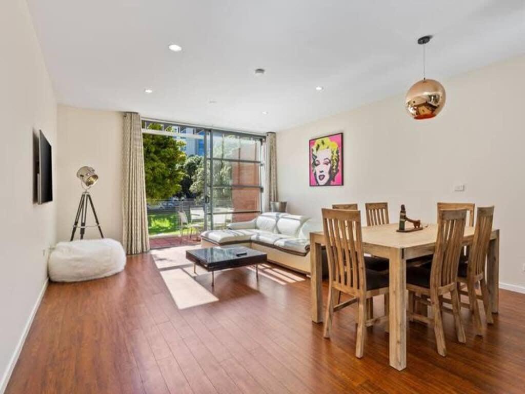 Sleek Modern Pad Next To Spark Arena Free Parking Apartment