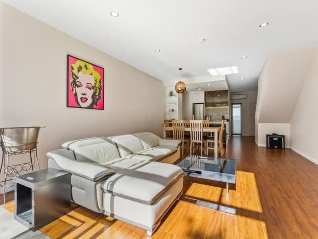 Sleek Modern Pad Next To Spark Arena Free Parking Auckland