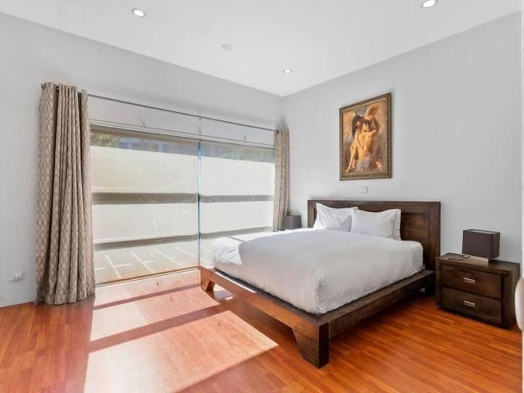 Sleek Modern Pad Next To Spark Arena Free Parking Apartment *