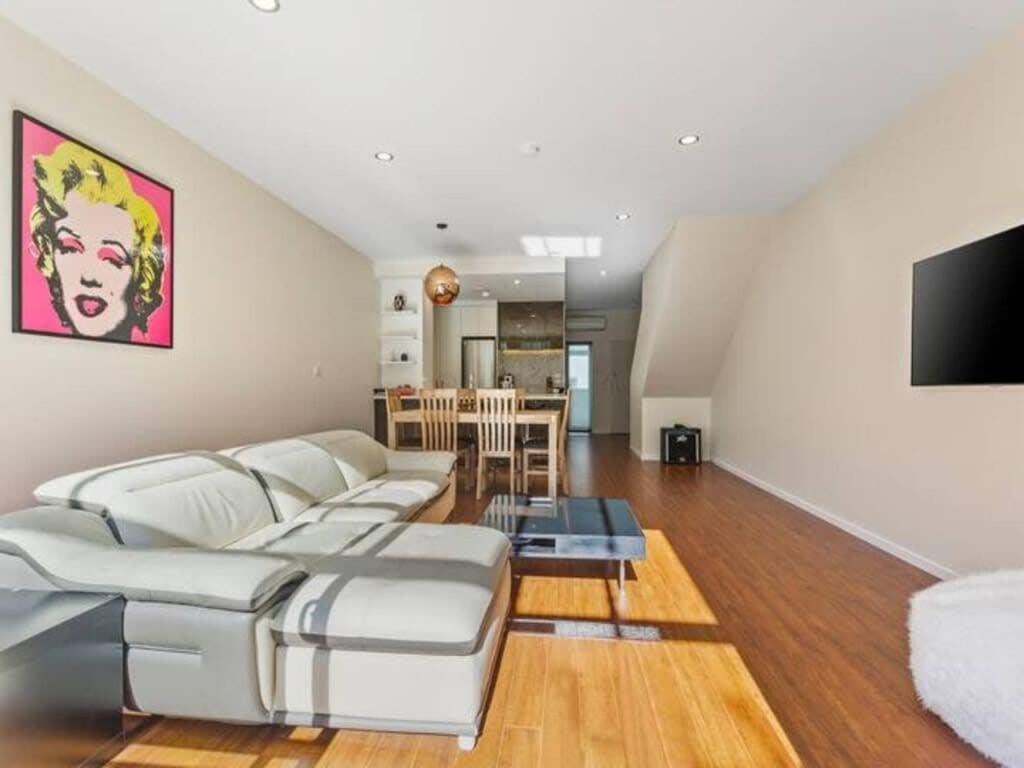 Sleek Modern Pad Next To Spark Arena Free Parking * Auckland