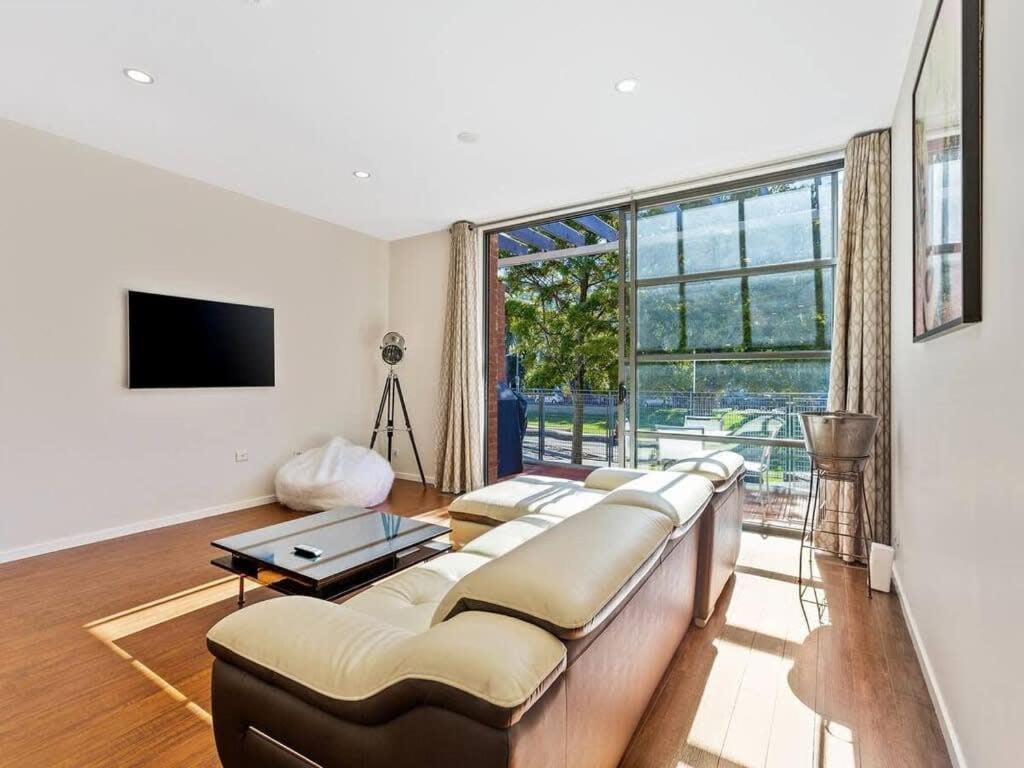 Sleek Modern Pad Next To Spark Arena Free Parking Auckland
