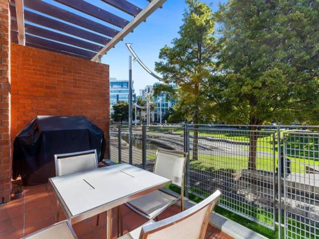 Sleek Modern Pad Next To Spark Arena Free Parking Apartment