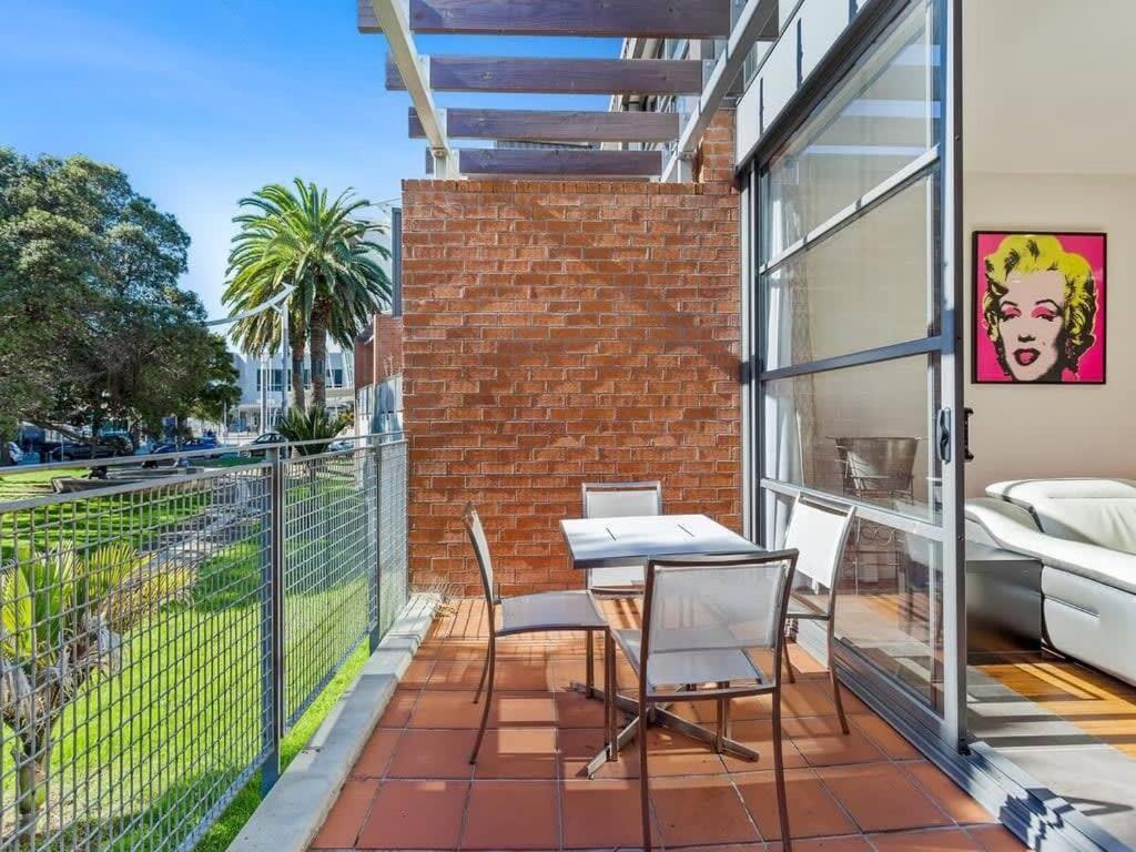 Sleek Modern Pad Next To Spark Arena Free Parking